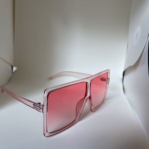 Women’s oversized sunglasses